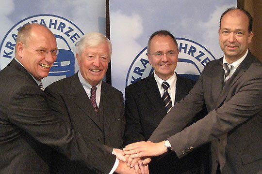 Neue Ära beim ZDK: Helmut Blümer (li.) übergibt das Amt des ZDK-Sprechers an Ulrich Köster (3.v.li.). ZDK-Präsident Robert Rademacher (2.v.li.) und ZDK-Hauptgeschäftsführer Dr. Axel Koblitz (re.). (Archiv: Vogel Business Media)
