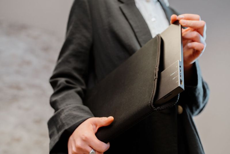 Eine Schutzhülle aus Neopren gehört zum Lieferumfang der portablen Verbatim-Displays. (Bild: Verbatim)