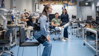Dr. Xiaohui Zhang aus dem Lehrstuhl für Intelligente Bio-Robotische Systeme der TUM zeigt ihr Exoskelett, das älteren Menschen mit Hüftproblemen das Aufstehen erleichtert. (Bild: TUM)
