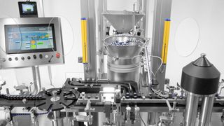 Stopfenzuführung im Isolator: noch ohne Handschuhe (Bild: Ph.Cravarezza_Fabio)