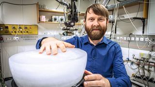 Wassermoleküle brauchen zusätzliche Energie bevor sie zu Eis gefrieren. Dies zeigen die Ergebnisse einer Studie von Anton Tamtögl et al. zur Eisbildung auf Graphenoberflächen. (Bild: Lunghammer - TU Graz)