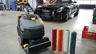 Keine für alles: Kärcher bietet diverse Walzen an, die auf die unterschiedlichen Böden abgestimmt sind. So kann der Anwender in Werkstatt und Ausstellung optimale Reinigungsresultate erzielen.  (Bild: Holz)