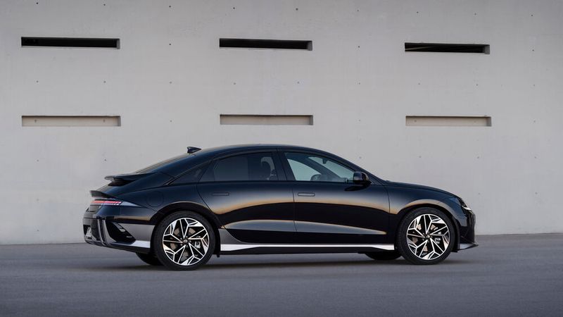 Mit 4,86 Metern Länge und einem Radstand von 2,95 Metern bietet der Ioniq 6 ordentlich Platz für die Passagiere. (Bild: Hyundai)