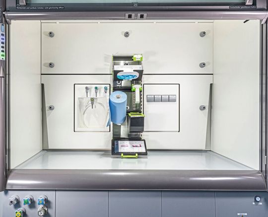 Der Smart Frame aus der Reihe Smart Integrate hilft Anwendern dabei, Ordnung im Abzug zu halten.(Bild:  Better Basics Laborbedarf)