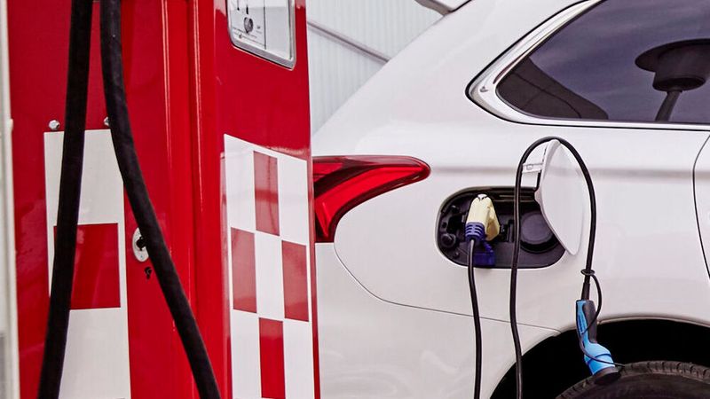 Im Markt der Plug-in-Hybride wächst der Preisdruck, nicht zuletzt wegen hoher Rabatte auf BYD-Modelle.(Bild:  Mitsubishi)