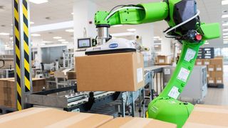 Um 5 t pro Schicht entlastet der „Tobot“ genannte kollaborative Roboter CR-15iA Mitarbeiterinnen und Mitarbeiter in der Versandabteilung von Takeda. (Fanuc)