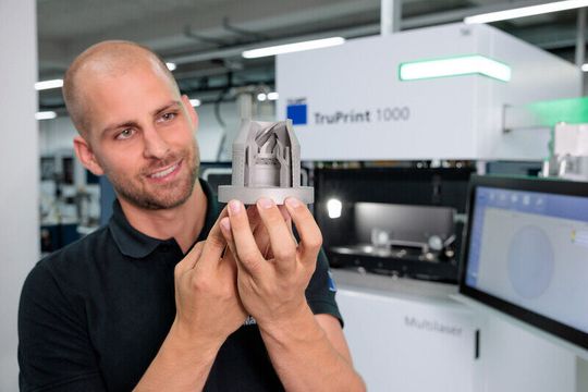 Trumpf hat den metallischen 3D-Druck softwaretechnisch jetzt so verbessert, dass viele Bauteile komplett ohne Stützstrukturen additiv gefertigt werden können. Wie das geht, erklären die Ditzinger hier und auch auf der EMO Hannover 2023 in Halle 9.(Bild:  Trumpf)