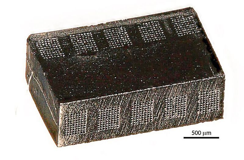 Fertig generativ aufgebaute 3D-Leiterbahn mit zahlreichen, nur wenige µm im Durchmesser messenden Vias.  (Boston Micro Fabrication Inc.)