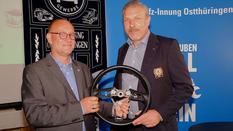 Symbolische Lenkradübergabe: Andreas Jockisch (rechts) übergibt das Steuer an den neuen Obermeister Thomas Roth.