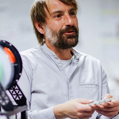 Prof. Ingo Reinhold mit einem Beispiel aus der 3D-Druck-Praxis. (Bild: Anne Schwerin/HTWK Leipzig)