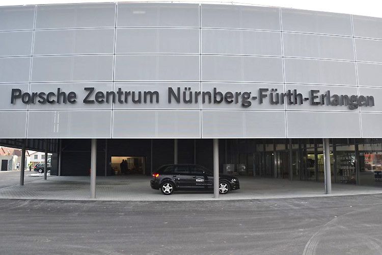 ... zum neuen Porsche-Zentrum Nürnberg-Fürth-Erlangen. Dort können sie nicht nur unter Dach parken ... (Foto: Michel)
