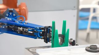 Keine Robotik-Anwendung ohne Antriebstechnik: Gerade kleine, leistungsstarke Motoren und präzise Getriebe sind essenziell für die Arbeit eines Roboters. (Bild: Stefanie Michel)