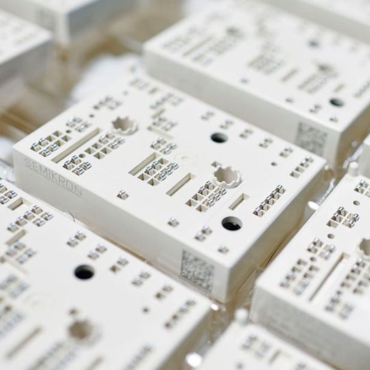 Bild 1: Bei der siebten Generation der IGBTs für elektrische Antriebstechnik ist die Chip-Größe und Sättigungsspannung deutlich reduziert worden. Bild 1: Bei der siebten Generation der IGBTs für elektrische Antriebstechnik ist die Chip-Größe und Sättigungsspannung deutlich reduziert worden.