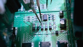 Smart-Lasersensoren eignen sich für Messungen in Bestückungsautomaten, wie z.B. zur Prüfung der Koplanarität von IC-Beinchen. (Micro-Epsilon)