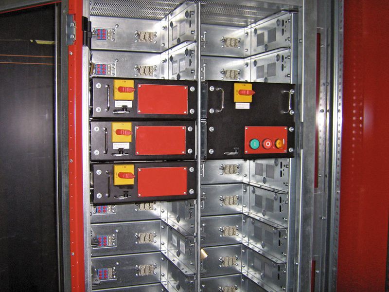 Bild 2: Durch die  Schubeinsatztechnik sind die Abzweige  einzeln zugänglich  und erhöhen die  Flexibilität.  (Bild: Minis + Systeme)