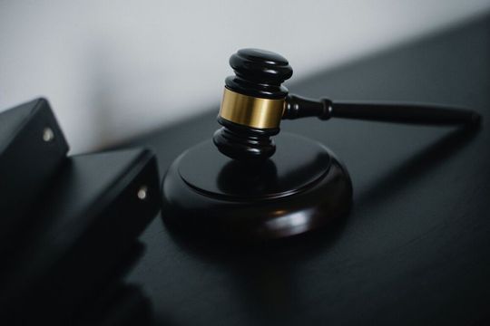 Die DSGVO ist auch bei der Datenverarbeitung durch KI zuständig. Unternehmen könnten das umgehen, indem sie die Daten anonymisieren. Die DSGVO ist auch bei der Datenverarbeitung durch KI zuständig. Unternehmen könnten das umgehen, indem sie die Daten anonymisieren.
