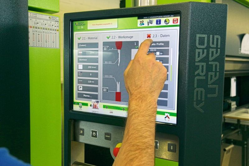 Komfortabel und übersichtlich: Am tastsensitiven Bildschirm (Touchscreen) lassen sich mit grafischer Unterstützung umfassende Biegeprogramme in wenigen geführten Schritten schnell und einfach erstellen.  (SafanDarley B.V.)