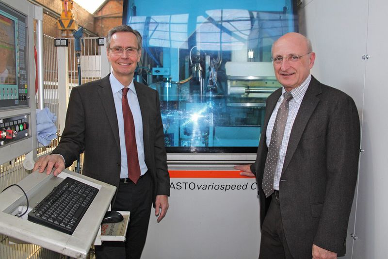 Jürgen Hagelauer (links), Geschäftsführender Gesellschafter, und Günther Glasbrenner, Geschäftsführer der Erich Hagelauer GmbH, sind mit der neuen Sägeanlage hochzufrieden. (Bild: Kasto)