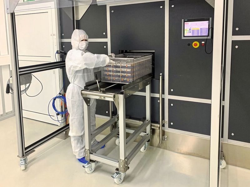 Die Kammer-Reinigungsanlage ist durch ihre Ausstattung, unter anderem mit dem CNp-Verfahren, für die Reinigung von Präzisionsbauteilen ausgelegt und in einen Reinraum integriert.  (Bild: LPW Reinigungssysteme)