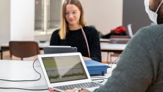 Im Lichtlabor der Hochschule München: Probanden durchliefen unterschiedliche Lichtszenarien (Bild: Johanna Weber)