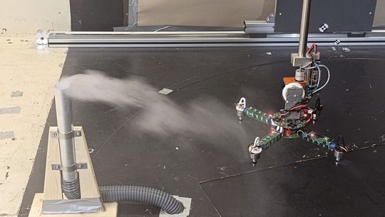 Die Rotoren der Drohne verwirbeln die Umgebungsluft, sodass die Messsensoren keine korrekten Messdaten erfassen können.(Bild:  DLR)