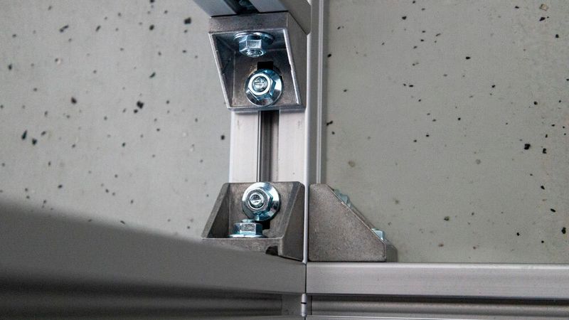 Konstruktion mit mehreren BeeWaTec Aluminiumprofilen die mithilfe eines Eckverbinders in rechtem Winkel zueinander verbaut wurden. (Bild: BeeWaTec AG)