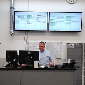 Eine Spezialität im Riller & Schnauck-Serviceprozess: Das „Dispometer“ am Werkstatt-Leitstand zeigt den Status jedes Auftrags an und warnt, wenn Reparaturzeiten überschritten werden.(Foto:  Rosenow)