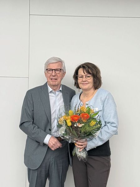 Joëlle Schneiter, directrice de l'AFDT, a rendu un hommage poignant et émouvant à Francis Koller qui l'a accompagnée depuis ses débuts à l'AFDT. (Source : Metacomm)