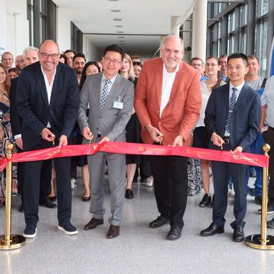 Dr. Alexander Wagner, CEO von Infraserv Höchst, Yiyang Huang, Generalkonsul der Volksrepublik China in Frankfurt am Main, Dr. Carsten Plüg, Leiter Innovation und Anwendung bei Susonity, und Fangchao Zhou, CEO von Chesir und Vorstandsmitglied der GNMI Group, bei der offiziellen Eröffnung des neuen Innovations- und Anwendungszentrums von Susonity im Industriepark Höchst in Frankfurt am 23. Juni 2026.  (Bild: Maik Reuß/ Susonity )