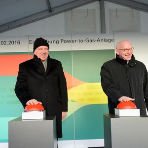 Der hessische Ministerpräsident Volker Bouffier weiht zusammen mit dem geschäftsführenden Gesellschafter Prof. Dr. Martin Viessmann offiziell die PtG-Anlage am Standort Allendorf/Eder ein.