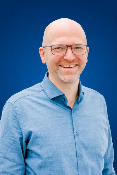 Dr. Sönke Rössing (Bild) übernahm zum 1. November die Position als CEO der Meyra Gruppe, einem Anbieter von Mobilitäts- und Rehabilitationslösungen. Rössing folgt auf Bernd Fabian, der sich nach mehr als vier Jahren neuen Aufgaben widmen wird. Rössing verfügt über Branchen- und Führungserfahrung im Gesundheitswesen. Zuletzt war er geschäftsführender Gesellschafter der Detax GmbH, einem Materialhersteller von Medizinprodukten für die Zahnmedizin und Hörgeräteakustik. Davor war er rund 14 Jahre in verschiedenen Positionen bei der Ottobock-Gruppe in leitenden Funktionen tätig.  (Bild: Meyra)