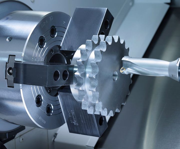 Das Bild zeigt die CNC-Fräsbearbeitung bis zu Werkstückabmessungen von 1050 mm × 560 mm und einer Höhe von 460 mm, max. Werkstückgewicht von ca. 900 kg. (Bild: Iwis Antriebssysteme)