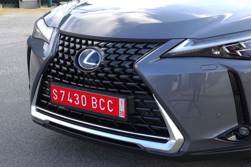 Auch der UX braucht natürlich das typischste Merkmal eines Lexus: Den dominanten Kühlergrill. (Seyerlein / »kfz-betrieb«)