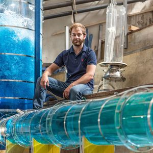 Franz Georg Pikl im Wasserbau-Labor der TU Graz. Die von ihm entwickelte Technologie könne 90 % der weltweiten Energieversorgung decken, so der Forscher.