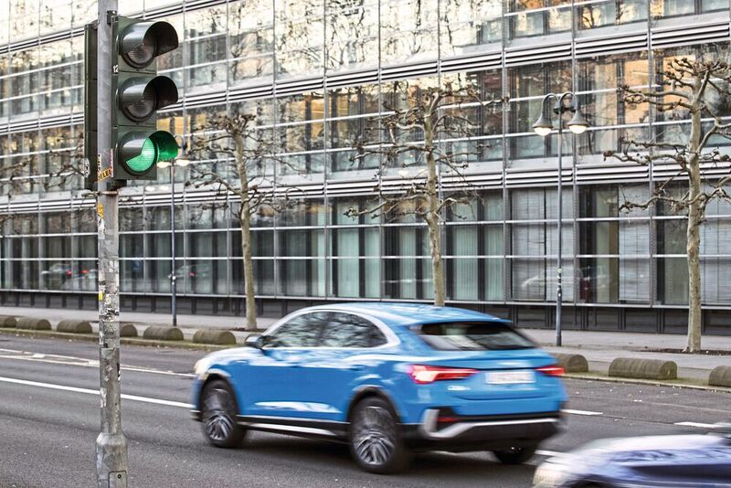 Audi Ampelinformation teilt sich in zwei Funktionen: „Green Light Optimized Speed Advisory” (GLOSA) und „Time-to-Green“. (Audi)