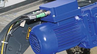 TorqueControl 4.0 ist eine integrierte mechatronische Lösung, welche durch schnelle und präzise Messung von Strom und Spannung netzbetriebene Getriebemotoren bei Überlast selbständig abschalten und Drehmomentverläufe zyklisch anzeigen, melden und auswerten kann. (Bauer Gear Motor GmbH)