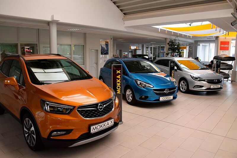Die Opel-Modellpalette steht in einem großen, hellen Schauraum. (Rosenow/»kfz-betrieb«)