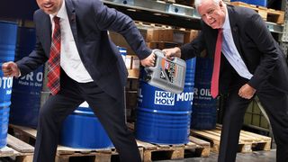 Christian Schwer (links) übernimmt das Staffelholz von Werner Lehmkemper. (Bild: Liqui Moly)