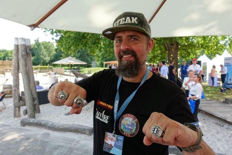 Solche Ringe bekommt man nur, wenn man wie Daniel Raeder ein SCA European Champion Griller ist. (Bild: IT-BUSINESS)