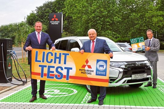 Es lohnt sich für jeden: Autofahrer können im Rahmen des diesjährigen Licht-Tests einen Mitsubishi Outlander Plug-in-Hybrid im Wert von 44.990 Euro gewinnen. Kfz-Betriebe können mithilfe des Licht-Tests Kunden ansprechen und sie in ihre Werkstätten lotsen.(Bild:  Promotor)