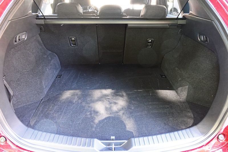 Der Kofferraum hat ein Volumen von 500 Litern. Unter der Ablage befindet sich ein Bose-Subwoofer ... (Sven Prawitz/»Automobil Industrie«)