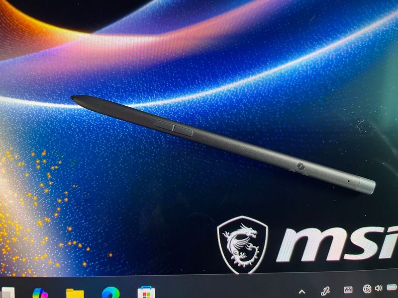 Im Stift ist auch ein Bluetooth-Mikrofon untergebracht, das für Sprachkommandos an Microsoft Copilot dient. (Bild: Vogel IT-Medien)