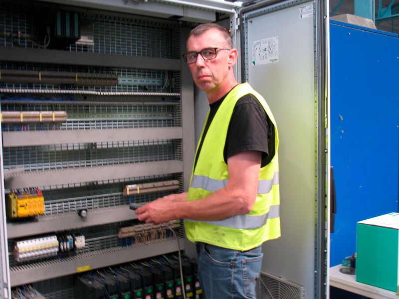 Thierry Roehrig, Werkstattleiter, Mocopinus: „Anlagen werden heute aus elektrotechnischer und automatisierungstechnischer Sicht immer komplexer. Wir sind daher froh, mit Rösberg einen kompetenten Partner zu haben, dessen Unterstützung wir bei der Anlagenbetreuung und Planung neuer Projekte in Anspruch nehmen können.“ (Bild: Mocopinus)