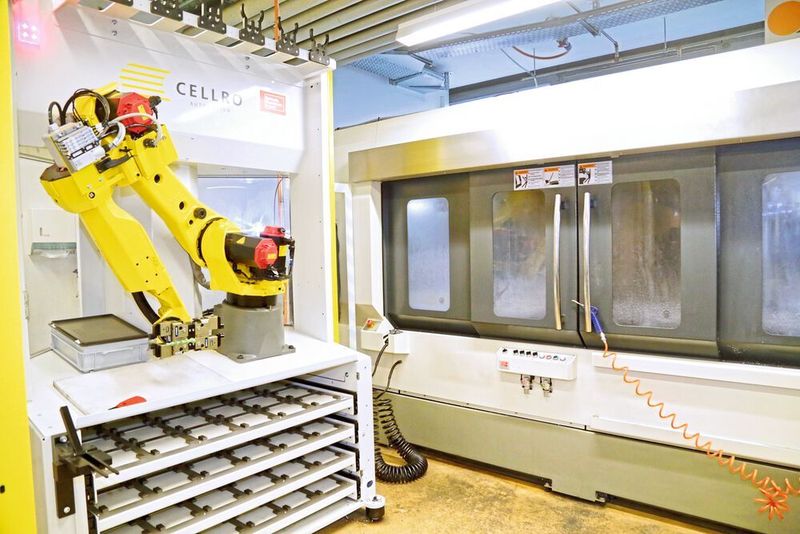Um die Automation mit dem Xcelerate zu gewährleisten, musste die VC-205 mit einem hydraulischen Spannsystem nachgerüstet werden, genauso wie mit einem automatischen Türöffner und einem Messtaster.  (Anne Richter, SMM)