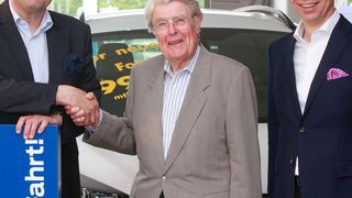 Christian Welling (v.li.), Geschäftsführer der Karlsruher Graf-Hardenberg-Betriebe, Gerhard Wörner, Inhaber des Autohauses Ritter, und Thomas Lämmerhirt, Vorstandsvorsitzender von Graf Hardenberg.  (ideeundform-ka.de)