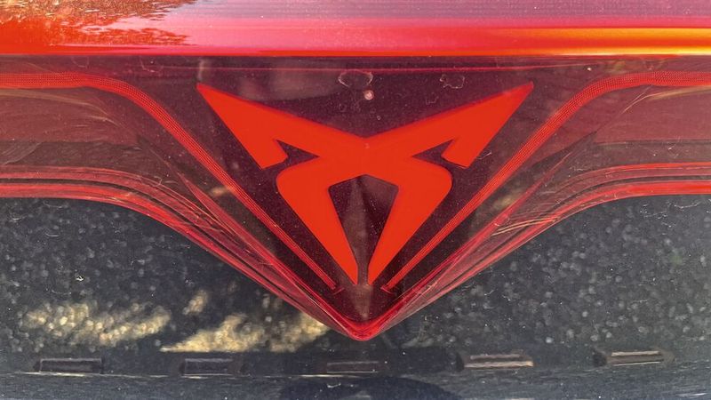 Und immer wieder das Logo, im Cupra-Sprech „Tribal“ genannt: Als Teil des Lichtbandes am Heck ist es seit dem ersten Tavascan-Showcar auf der IAA 2019 in Frankfurt beleuchtet. (Bild: Grimm)