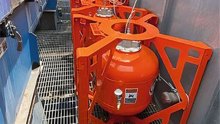 Die Systeme bestehen aus einem 35-, 70- oder 150-Liter-Tank, der an ein Druckluftsystem angeschlossen ist, das einen kräftigen Schuss abgibt, der wiederum von einer Magnetbox in bis zu 60 Meter Entfernung ausgelöst wird.  (Bild: Martin Engineering)