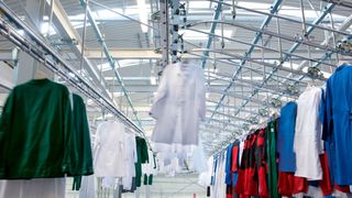 Als RABC-zertifizierter Textildienstleister (nach EN14065) betreut Mewa Unternehmen und sorgt dafür, dass Mitarbeiter dort funktional und hygienisch sauber angezogen sind.  (Bild: Mewa)