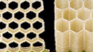 Bionisch inspirierte Wabenstrukturen mit graduell angeordneten Faserwinkeln aus regenerierten Cellulosefasern. Die Leichtbaustrukturen könnten künftig zu nachhaltigeren Sicherheitsbauteilen beitragen.

 (Bild: © HSB - AG Biologische Werkstoffe)