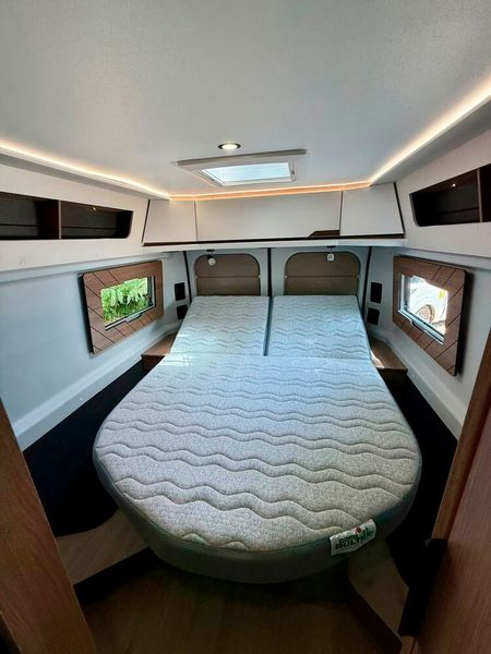 Die Camper-Van-Ausbauten Rapido V64 und Dreamer D64 verwirklichen in einem 6,36-Meter-Fiat-Ducato erstmals ein echtes Queensbett. (Bild: Rapido)